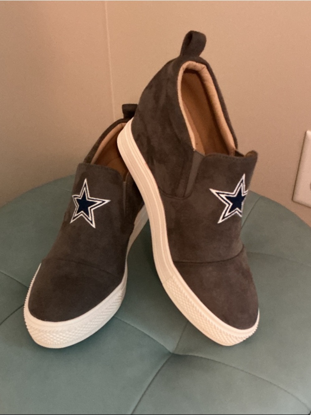 Slip-On Suede women’s wedge  Sneakers with Dallas Star Patch - Gray suede